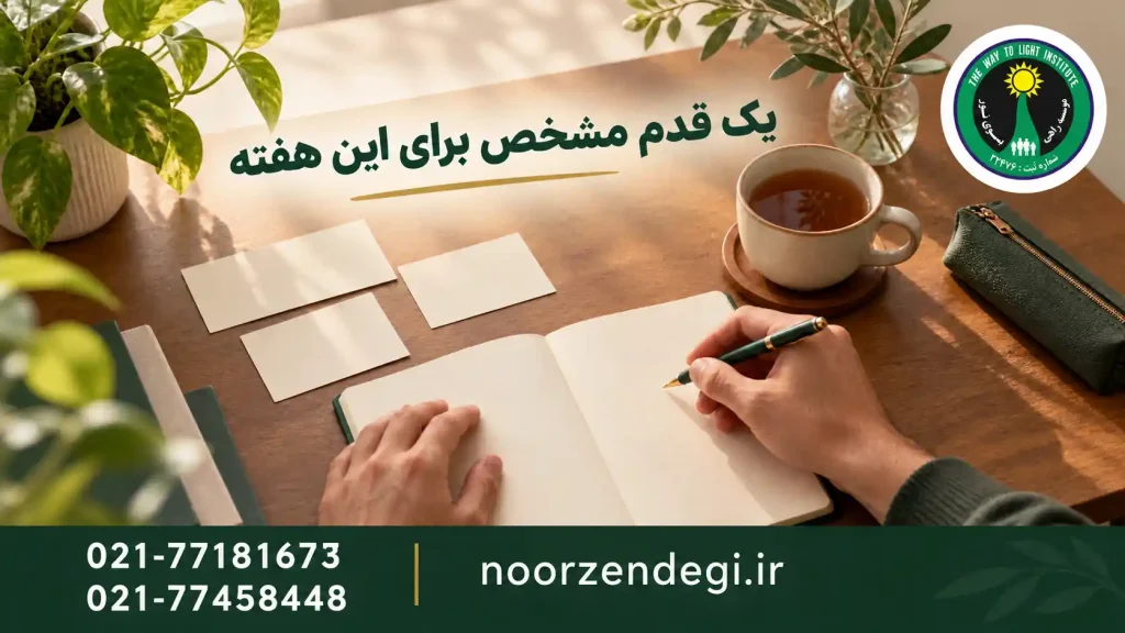 دستهای فرد در حال نوشتن در دفتر، کنار سه کارت ساده و فنجان چای
