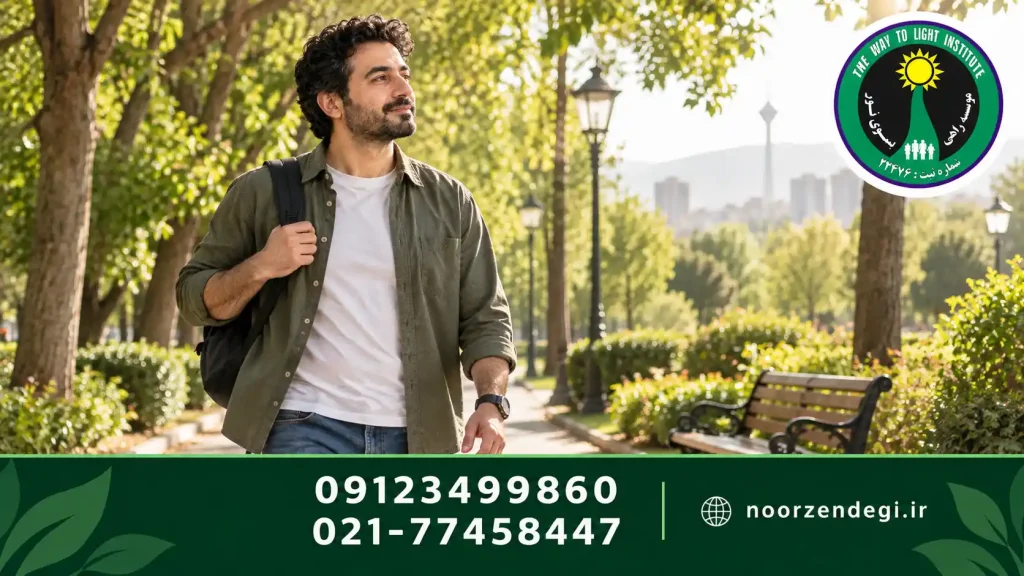 مردی در حال پیادهروی آرام در مسیر سبز پارک
