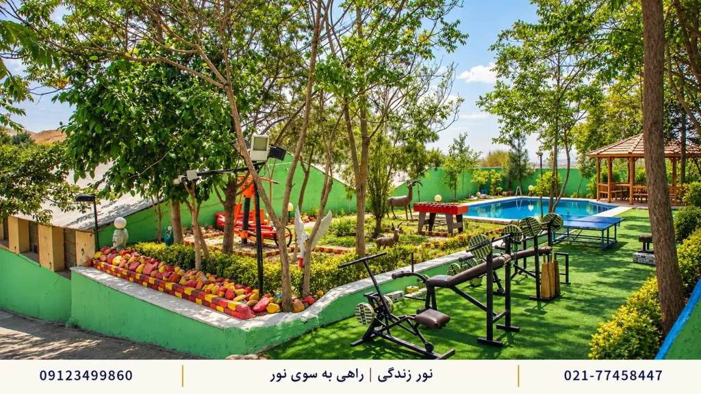 محوطه سبز با وسایل ورزشی، استخر پرآب و آلاچیق چوبی