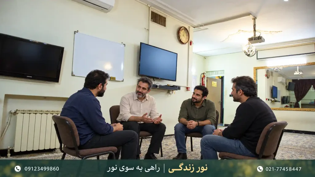 چهار مرد در جلسه گفت‌وگوی گروهی در سالن مجموعه