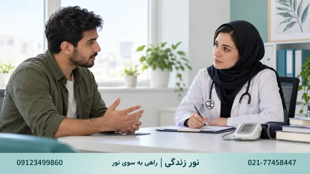 گفت‌وگوی یک مرد جوان با پزشک در اتاق مشاوره